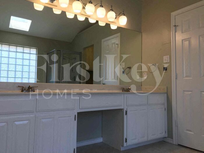 Building Photo - 1417 Highland Dr