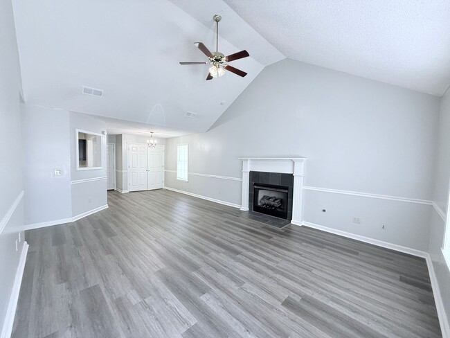 Building Photo - 1006 Creekside Pl