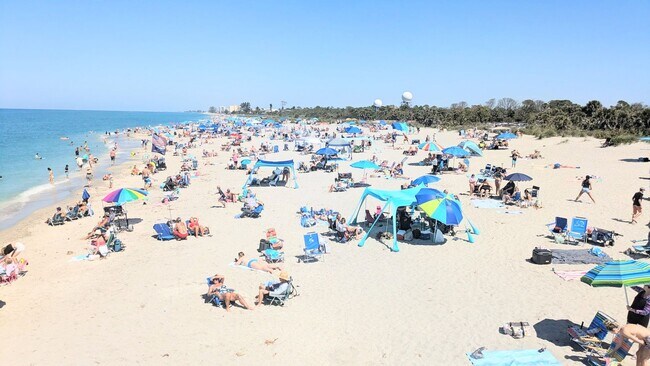 Building Photo - Annual furnished OPTIONAL 2/1 condo Island life