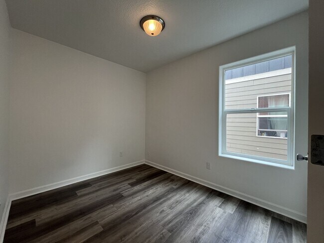 Building Photo - Bright End-Unit Townhouse with a Loft & Covered Patio