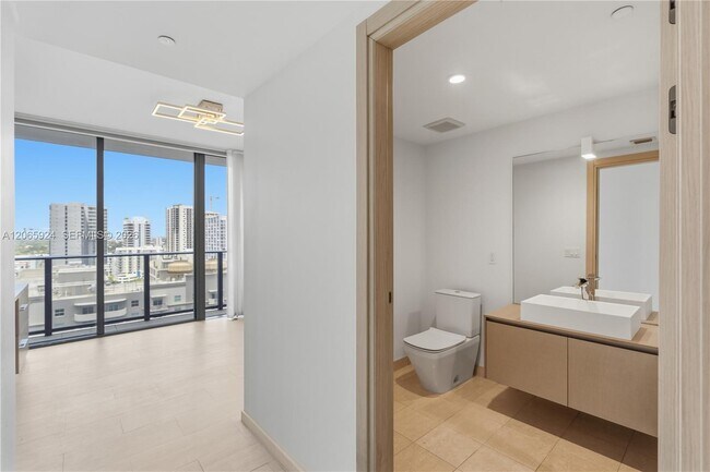 Building Photo - 1000 Brickell Plaza