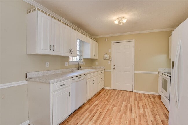 Building Photo - 2102 Howard Mill Rd