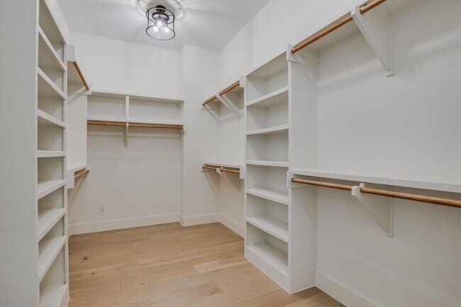 Building Photo - 935 Wesley Ridge Dr
