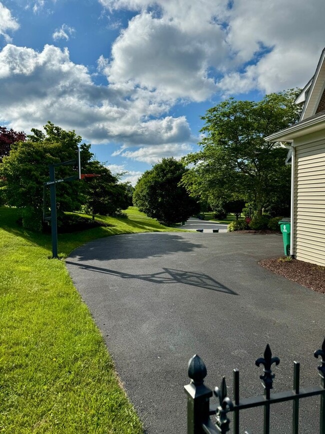 Building Photo - Charming Wyatt Farms Home with Stunning Vi...