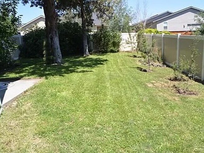 Building Photo - 3 Bed 2.5 Bath Home in desirable location!