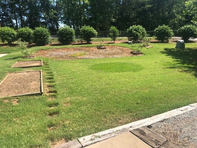 Building Photo - 400 Sunward Path