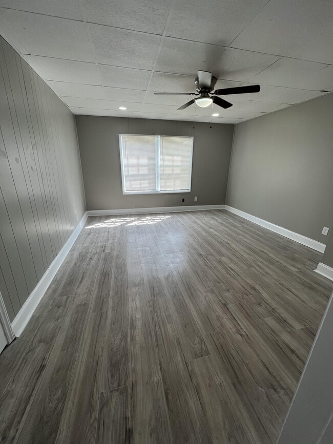 Building Photo - 414 E Washington Ave