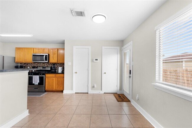 Building Photo - 1011 Grassy View Dr