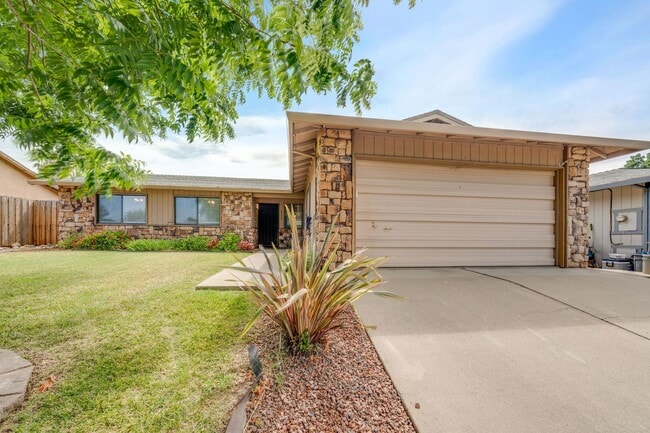 Building Photo - Charming Single-Story 3 Bed Home Two Car Garage & Spacious Yard!