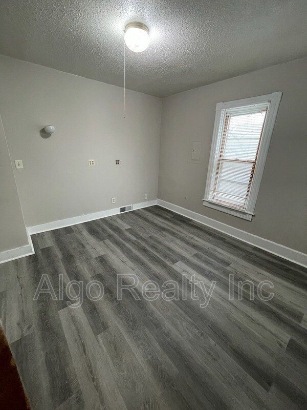 Building Photo - 2923 N Girard Ave
