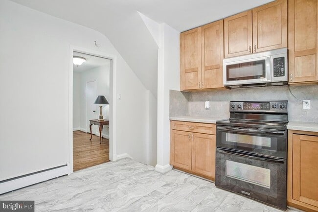Building Photo - 8205 Robin Hood Ct