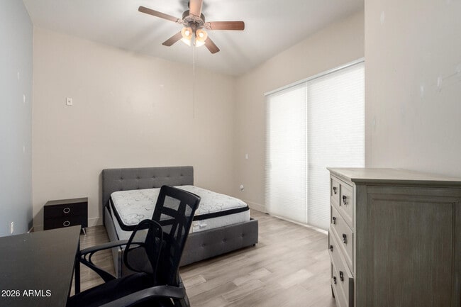 Building Photo - 945 E Playa Del Norte Dr