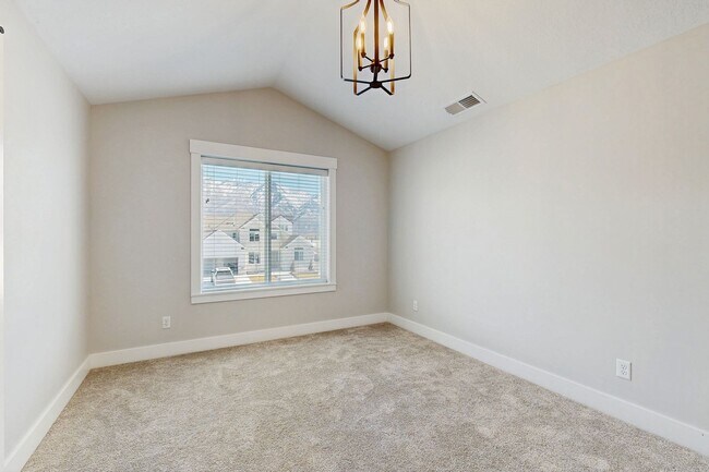 Building Photo - Large Spacious 4 Bedroom Home in Desirable Highland with Private Backyard and Finished Basement