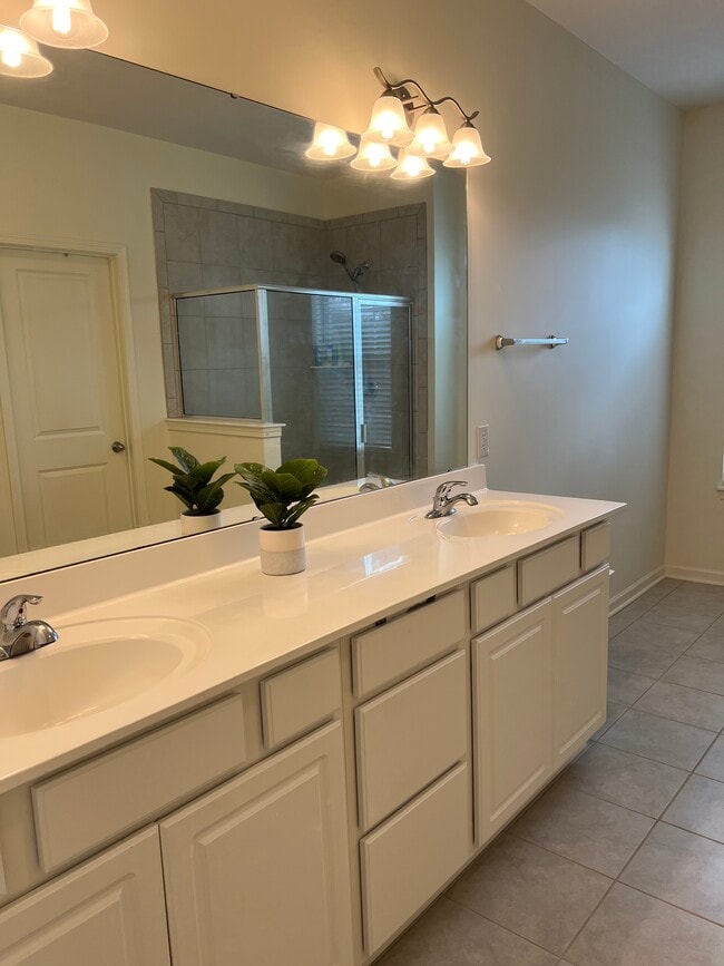 Building Photo - 843 Templeton Dr