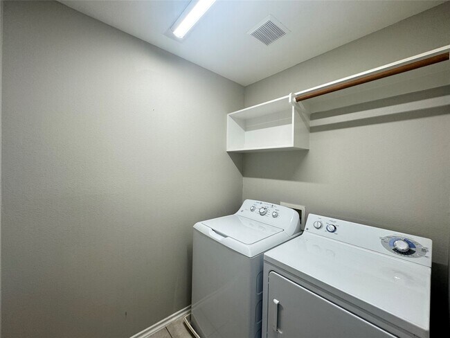 Building Photo - 5711 Vinemont Ln