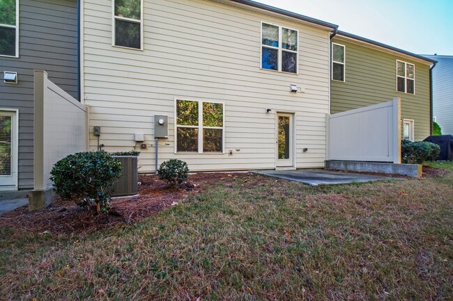 Building Photo - Elegant Townhome Near Southpoint Mall!