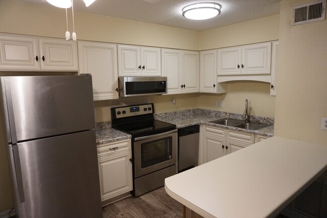 Building Photo - 2505 Flint Dr