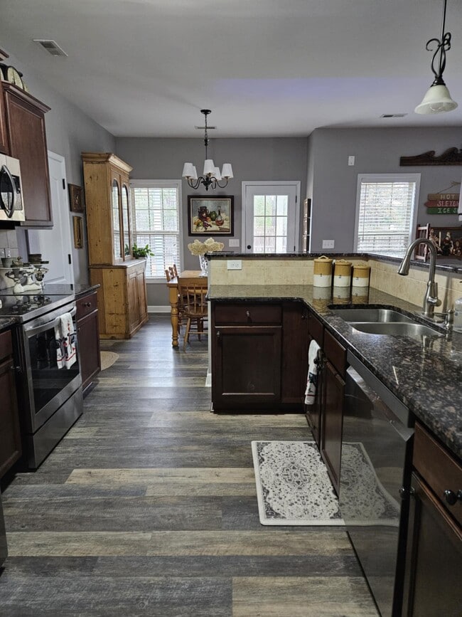 Building Photo - 307 First Post Rd