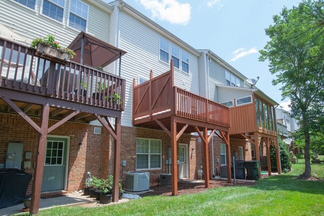 Building Photo - 2 Bedroom 2.5 Bath with Lake View in Morrisville, NC!