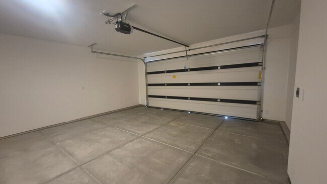 Building Photo - 5677 S Weehawken Ln