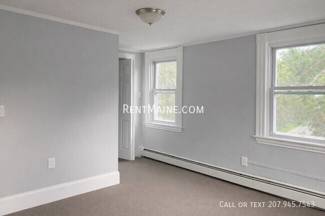 Building Photo - 496 Main St