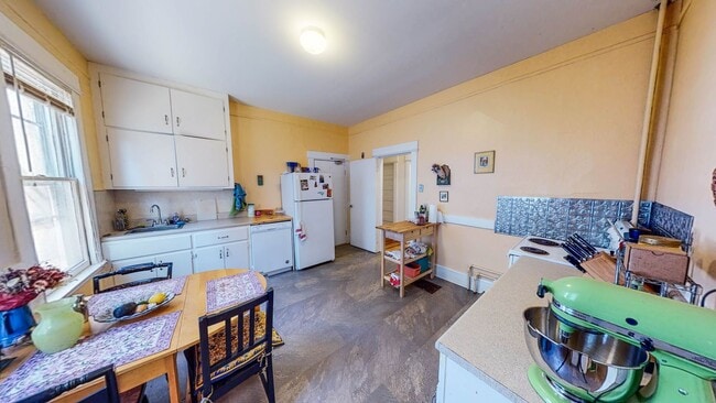 Building Photo - Spacious Apartments in Prime East Rock by East Rock Park!