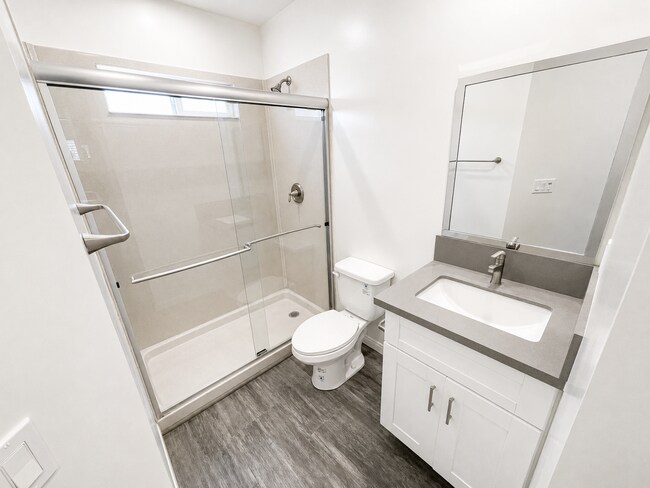 Building Photo - Completely Remodeled Spanish Style Midtown Apartment! Air Conditioning!