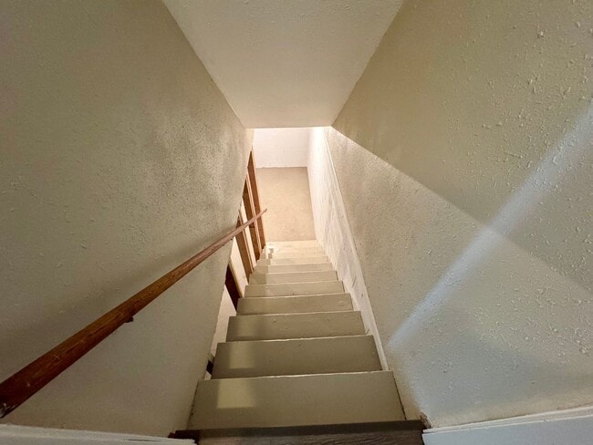 Building Photo - Beautiful 3 Bedroom, 1.5 Bath Townhome wit...