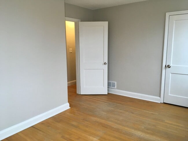 Building Photo - Fantastic 3 Bedroom EOG Townhome with Parking Pad in Parkville!