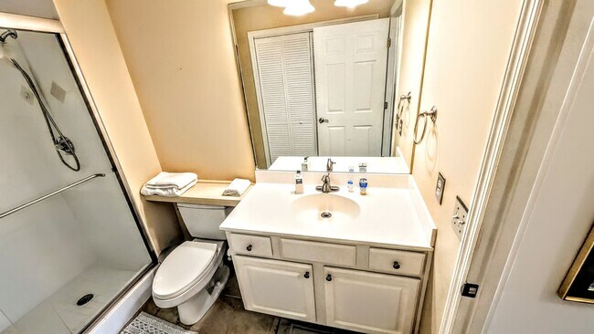 Building Photo - Annual (furniture Optional) furnished/Seasonal/short term 2 bedroom 2 bath In the Renaissance