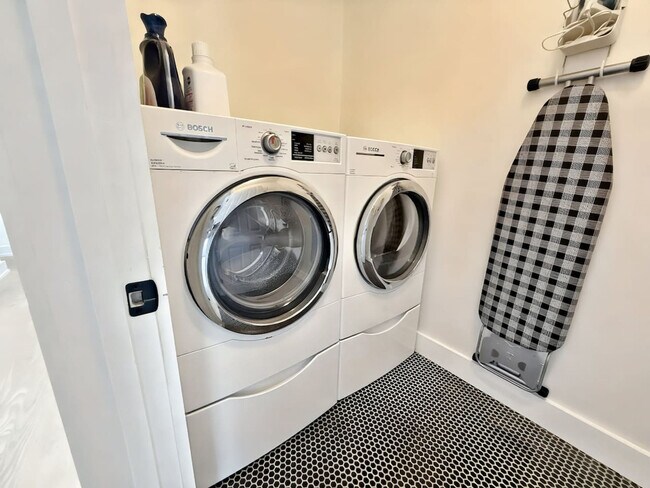 Building Photo - 1408 Pleasant St