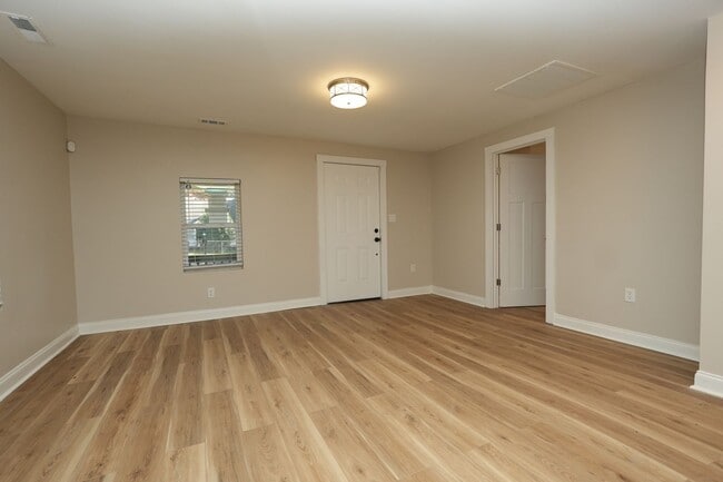 Building Photo - 2BR w/ Driveway & W/D Hookups near Uptown Charlotte