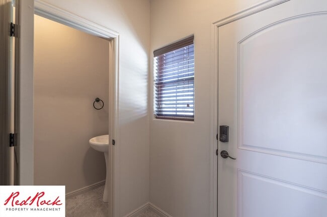 Building Photo - Lovely townhome with Community Pool!