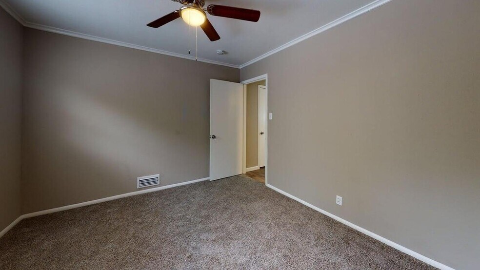 Building Photo - 2121 Canton Dr
