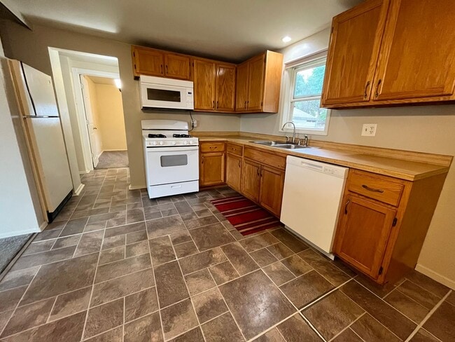 Building Photo - 3 Bed/1 Bath with Bonus Room and Fully Fenced in Yard!