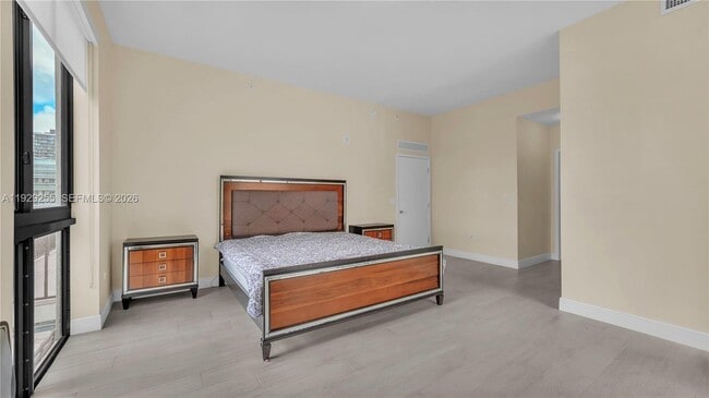 Building Photo - 999 SW 1st Ave