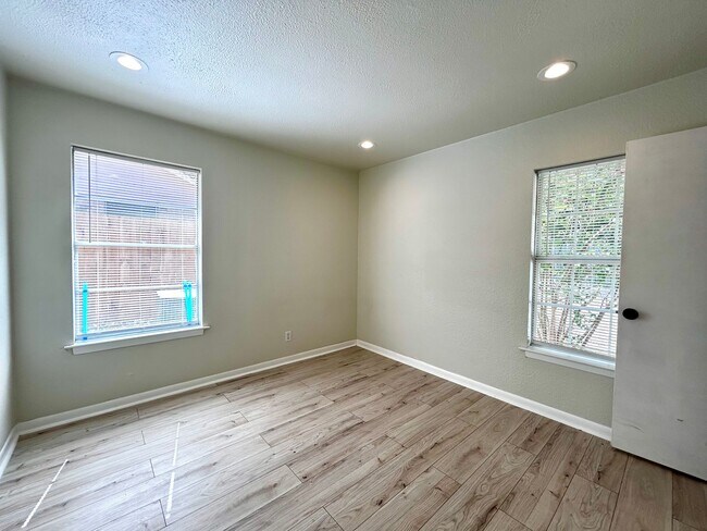 Building Photo - What a deal! a 3 bed house 5 min from DT a...