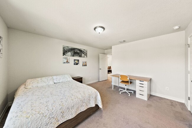 Building Photo - 2 WEEKS FREE RENT w/ 12 Month Lease!!!!!