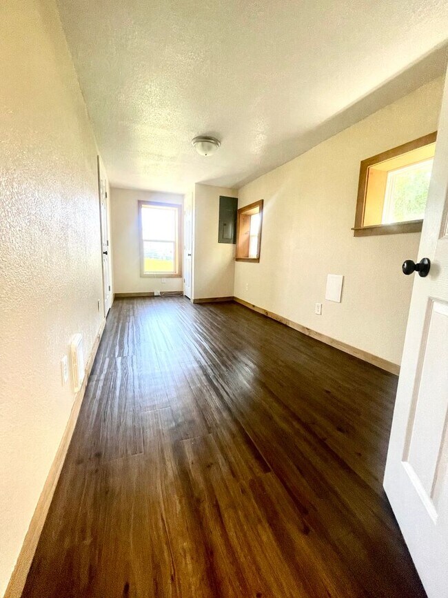 Building Photo - 519 E 7th St