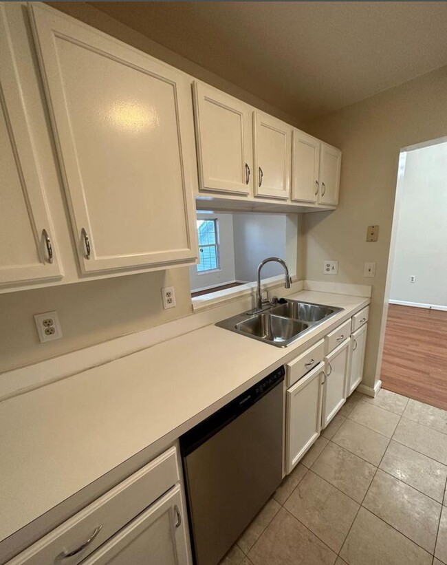 Building Photo - Beautiful 2 BR 1BA Condo - Looking for You!