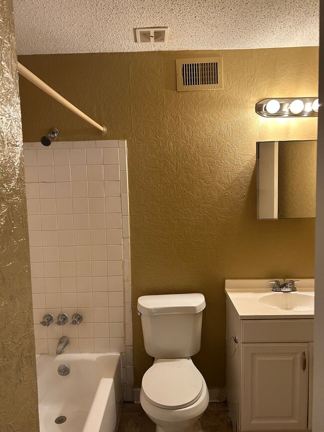 Building Photo - Cute 3BR 2 Bath