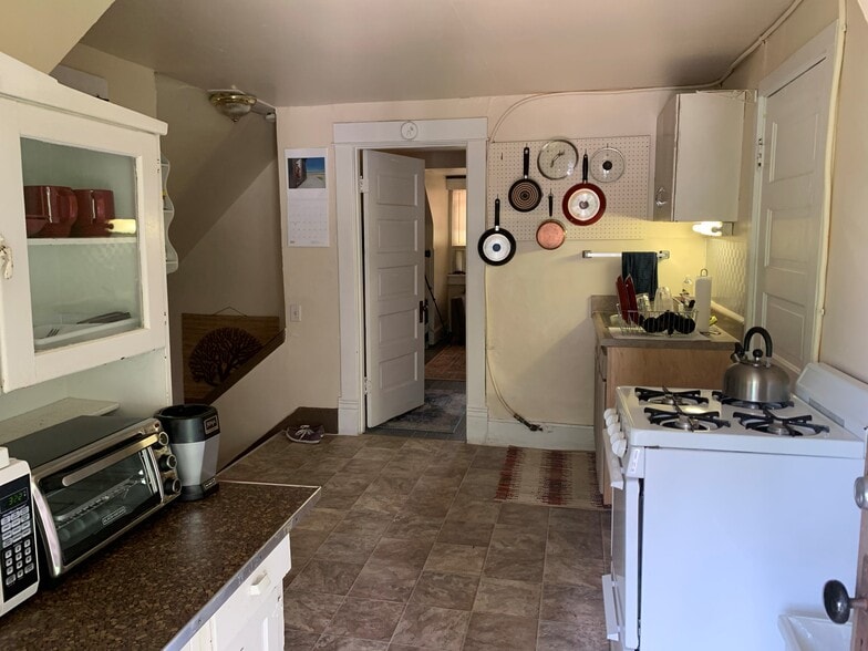 Kitchen Area - 1284 Highland St