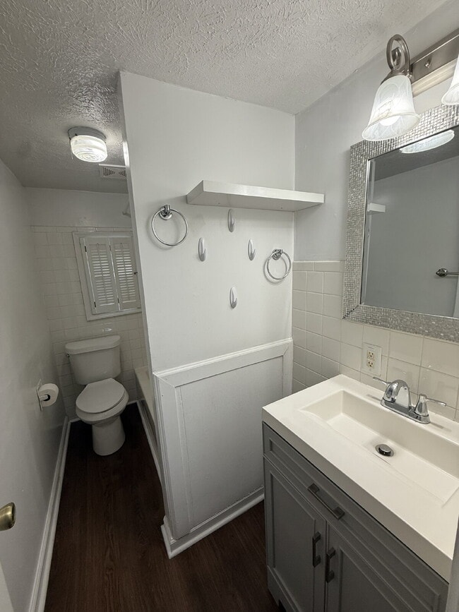 Building Photo - Very Large 3 or 4 bedroom home with nice y...
