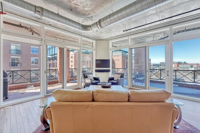 Building Photo - 2210 Blake St