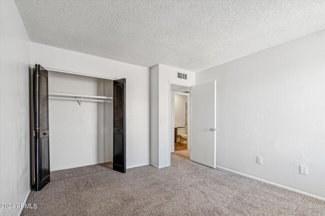 Building Photo - 4012 S 44th Pl