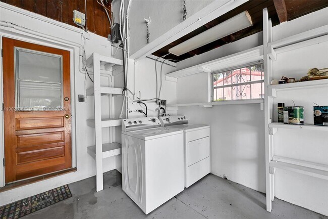 Building Photo - 1520 NE 108th St