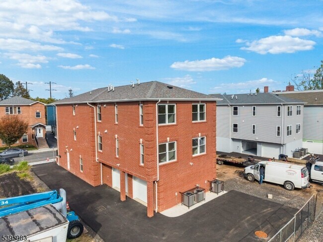 Building Photo - 24 Garibaldi Ave