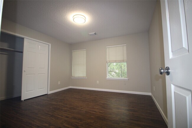 Building Photo - 16730 Town Glade Dr