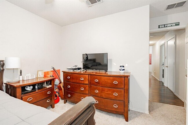 Building Photo - 305 Westwood Dr