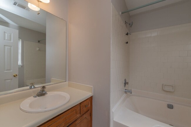 Building Photo - 3 Bed/2.5 Bath House for Rent in Martinez w/ Garage & Fenced Back Yard